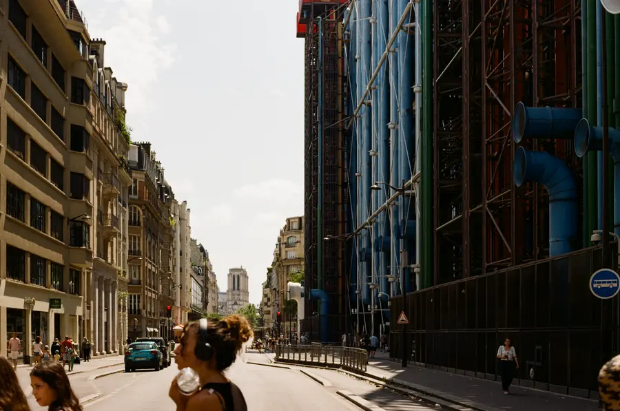 Beaubourg, la rue — La rue file vers Notre-Dame, et sur la droite les tuyaux de Beaubourg tiennent t