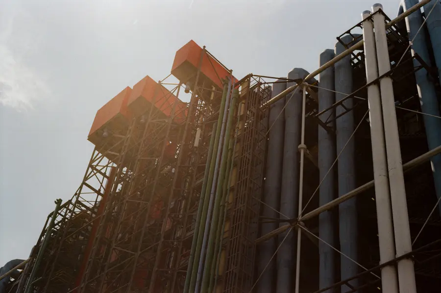 Les tuyaux, à contre-jour — La structure du Centre Pompidou prise d'en dessous, le soleil juste derrière.