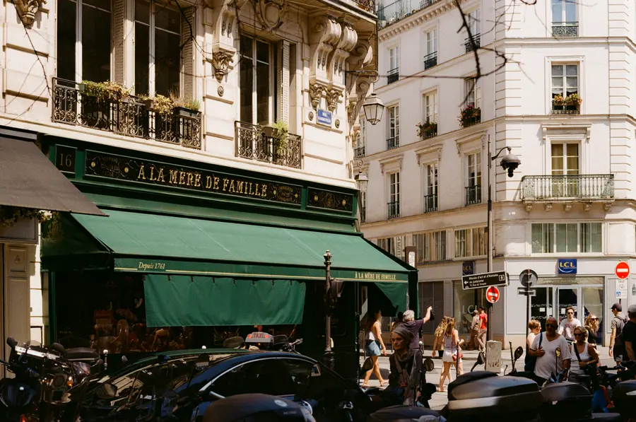 À la Mère de Famille — Une devanture verte de la rue du Faubourg-Montmartre, ouverte depuis 1761, et la