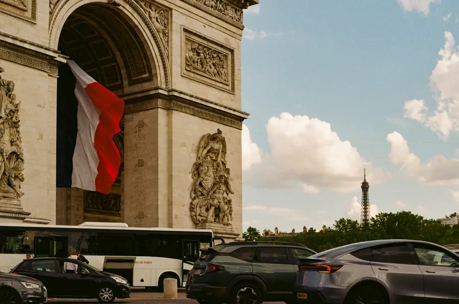 L'Arc, le drapeau, la tour — Sous la voûte de l'Arc de Triomphe : le drapeau, et la tour Eiffel tout au fond,
