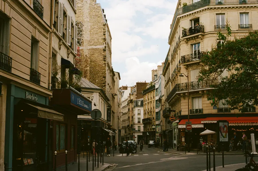 Le coin de rue — Deux commerces, un trottoir, une lumière d'été. Rien d'autre à raconter, c'est l
