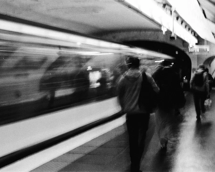 Le métro — Une rame entre en station et efface tout, sauf ceux qui attendent.