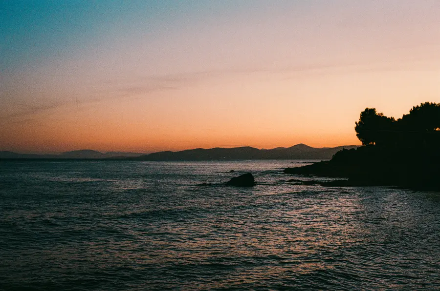 Soir sur l'Estérel — Le soleil tombe derrière le cap, la mer devient plate.