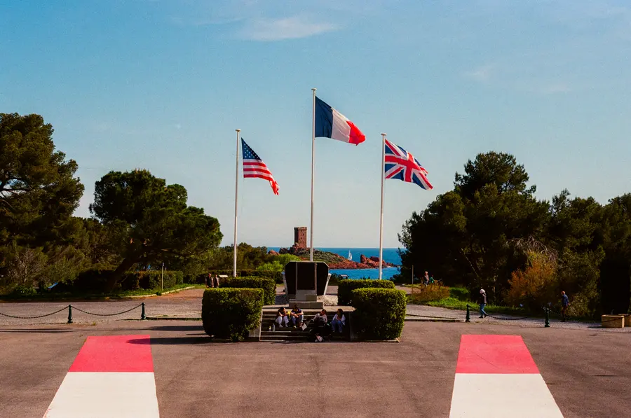 Le Dramont — Le mémorial du débarquement de Provence, trois drapeaux, et la mer derrière.