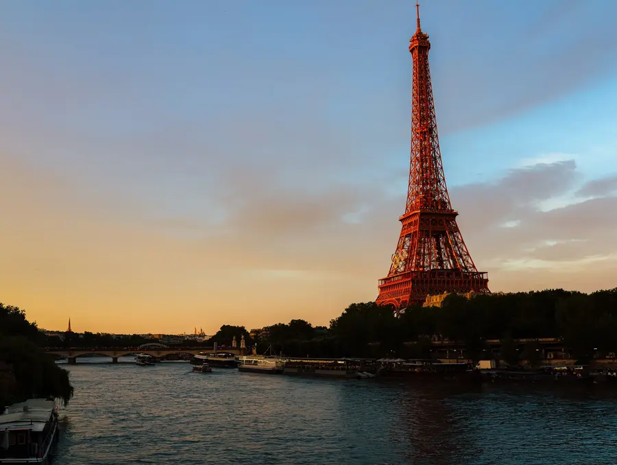 La tour, au couchant — Depuis un pont de la Seine, la tour prend la couleur du soir avant tout le reste