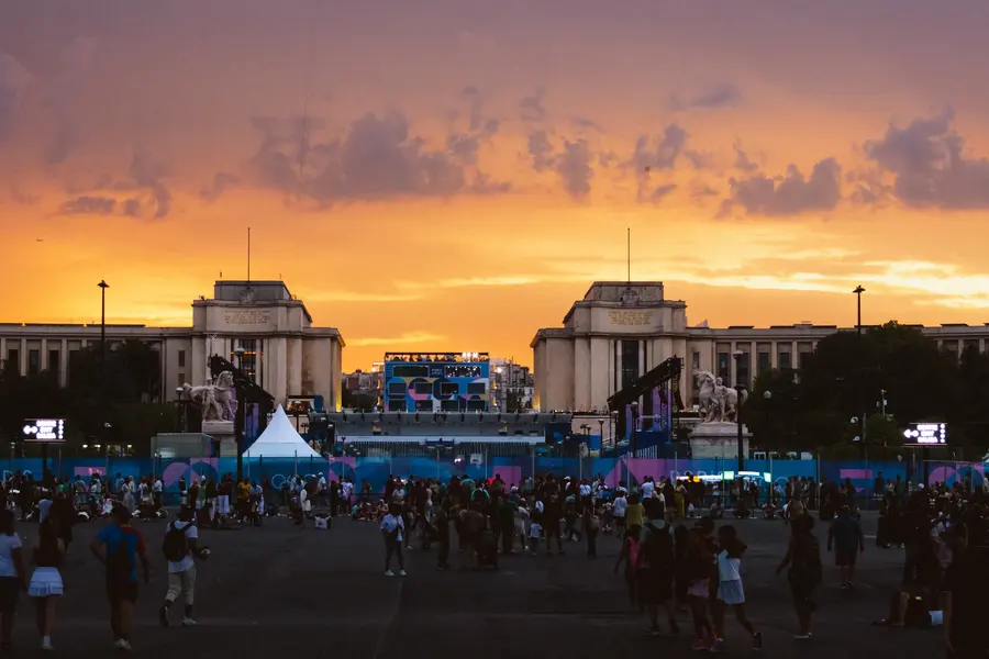 Trocadéro, fin de journée — La foule devant les écrans du parvis, et derrière, le ciel qui fait le spectacle