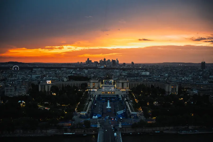 Paris vers l'ouest — Vue depuis la tour : le Trocadéro s'allume, La Défense tient l'horizon.