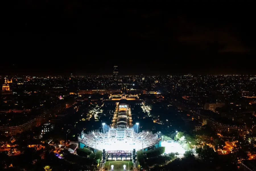 La nuit, depuis la tour — Tout est noir sauf l'arène. C'est ce contraste-là qui a défini ces Jeux à Paris.