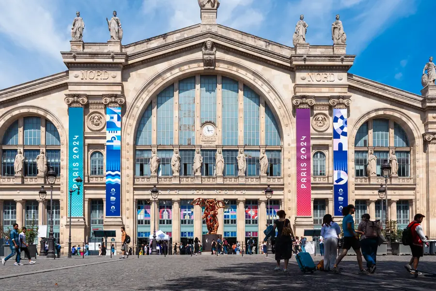 Gare du Nord — La gare habillée aux couleurs des Jeux, et les valises qui continuent leur chemi
