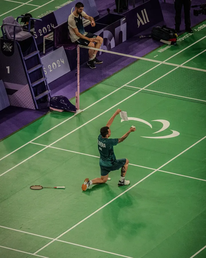 La demande — Un joueur paralympique brésilien à genoux sur le court vert, juste après son mat