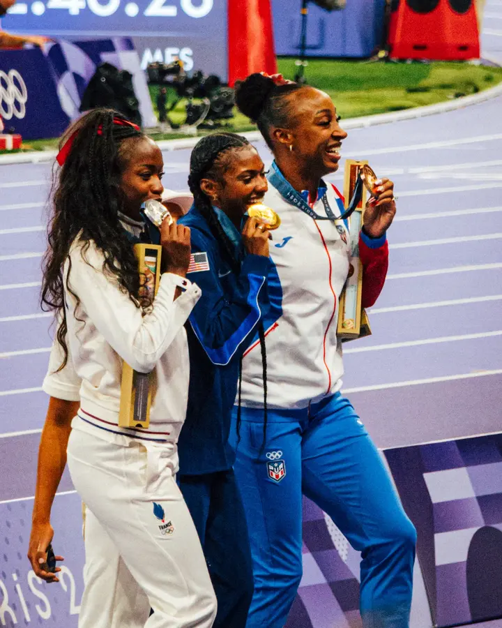 Le podium — Trois médaillées quittent la piste, leur boîte à la main. C'est la seule image d