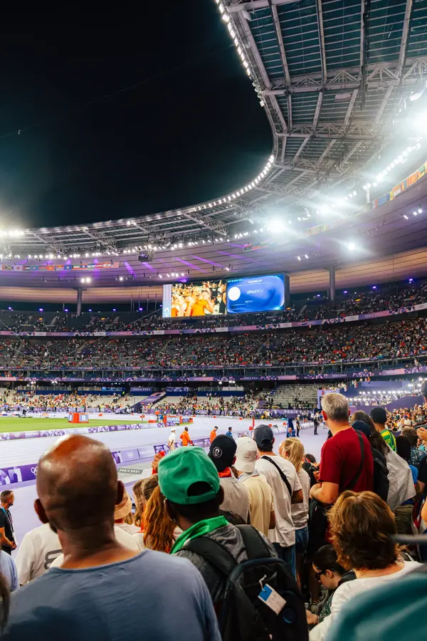 Debout, au Stade de France — Les têtes se lèvent toutes au même moment. Sur la piste, quelque chose vient de 