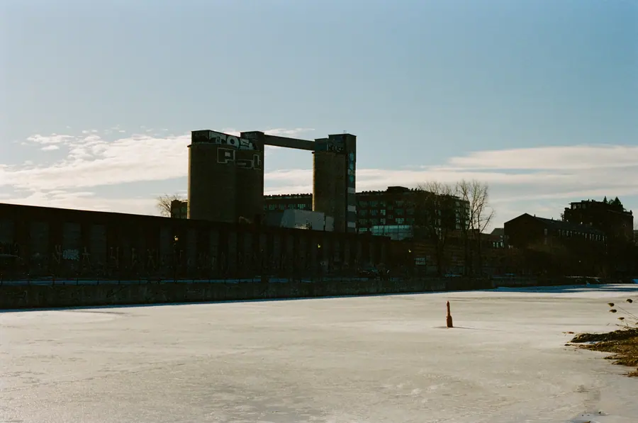 Les silos — Les silos à grain du canal de Lachine, immobiles au-dessus de la glace, sous un 