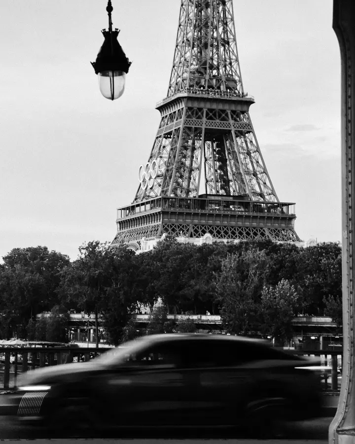 La tour, la voiture — Un lampadaire, la tour, et une voiture qui passe assez vite pour n'être qu'une t