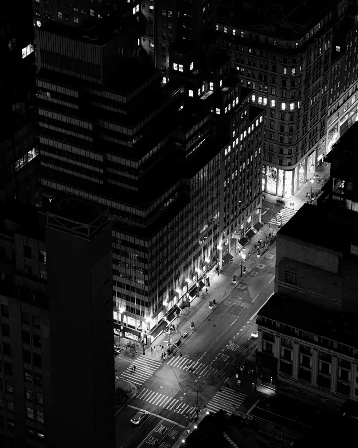 New York, d'en haut — Les avenues vues de nuit depuis un observatoire : la lumière dessine la grille.