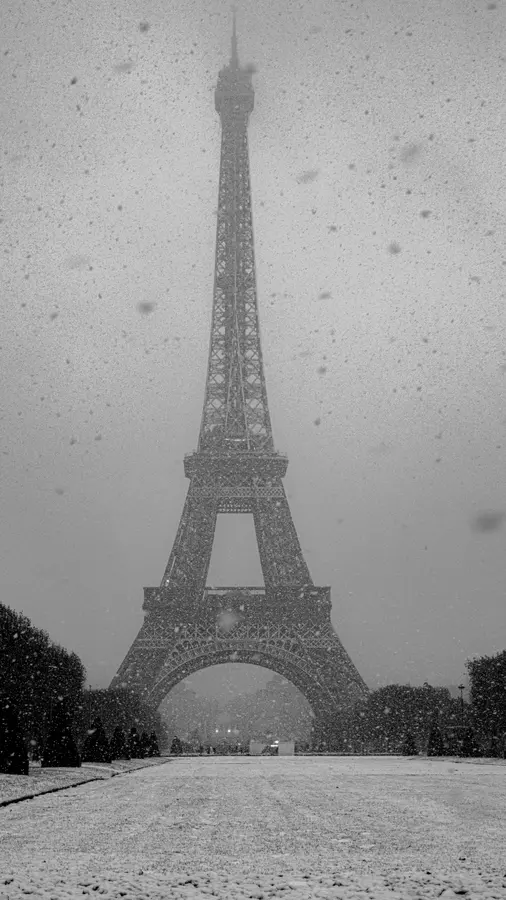 Champ-de-Mars, sous la neige — Paris ne tient la neige que quelques heures par an. Celles-là, il faut sortir.