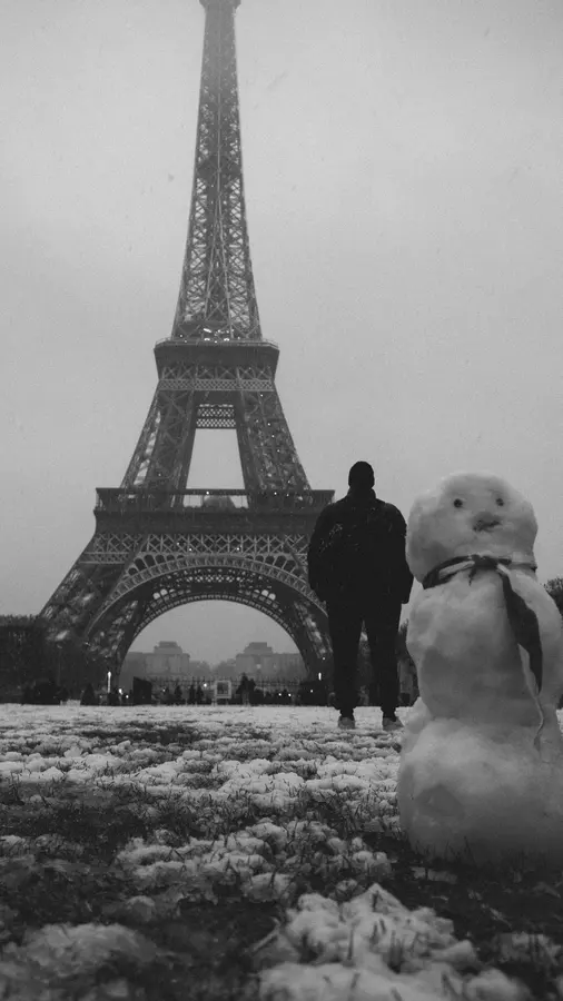 Le bonhomme — Un bonhomme de neige devant la tour Eiffel, le 21 novembre 2024. La ville avait 