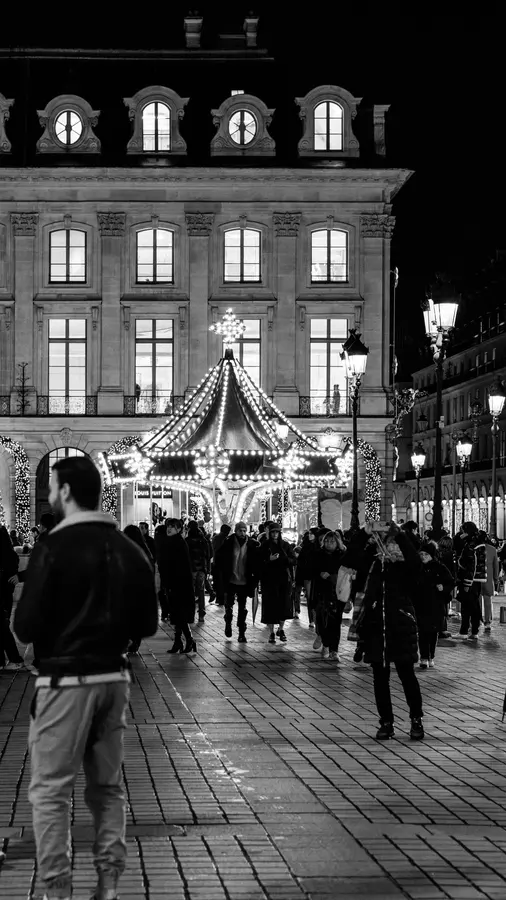 Le carrousel — Place Vendôme un soir de décembre : le manège tourne, les passants marchent vite