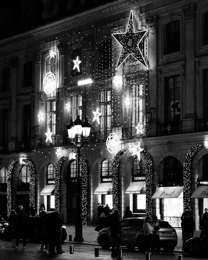 Vendôme, décembre — Les illuminations de la place, prises de loin pour qu'elles redeviennent des for