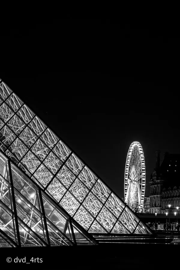 La pyramide, l'arête — La même nuit, une arête de verre et rien d'autre.