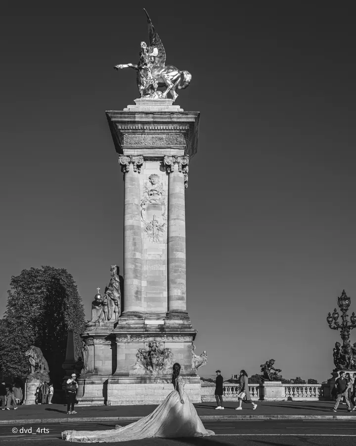 Alexandre III — Le pégase doré du pont, et une robe blanche en bas du cadre.