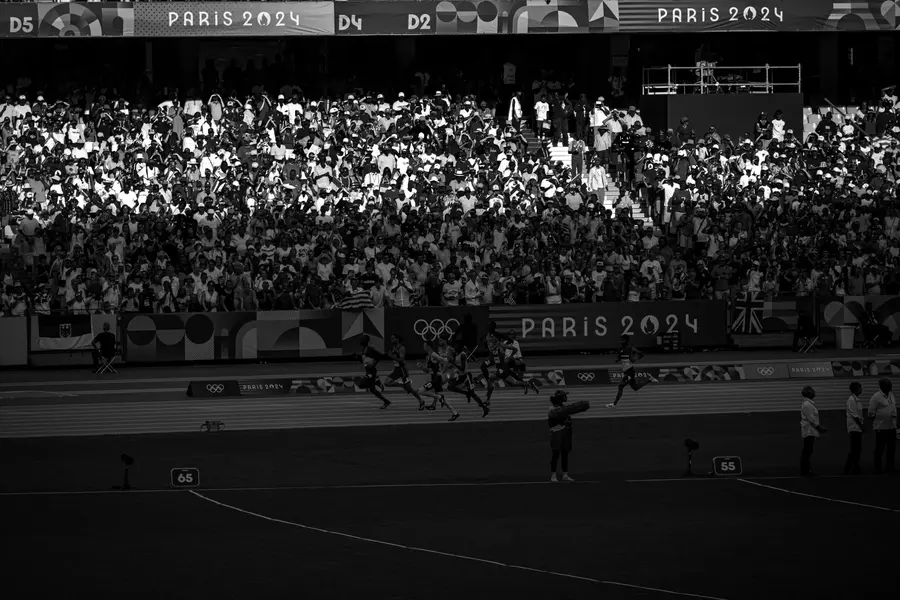 Le peloton, Paris 2024 — Les gradins pleins, la piste, et la course qui s'étire.