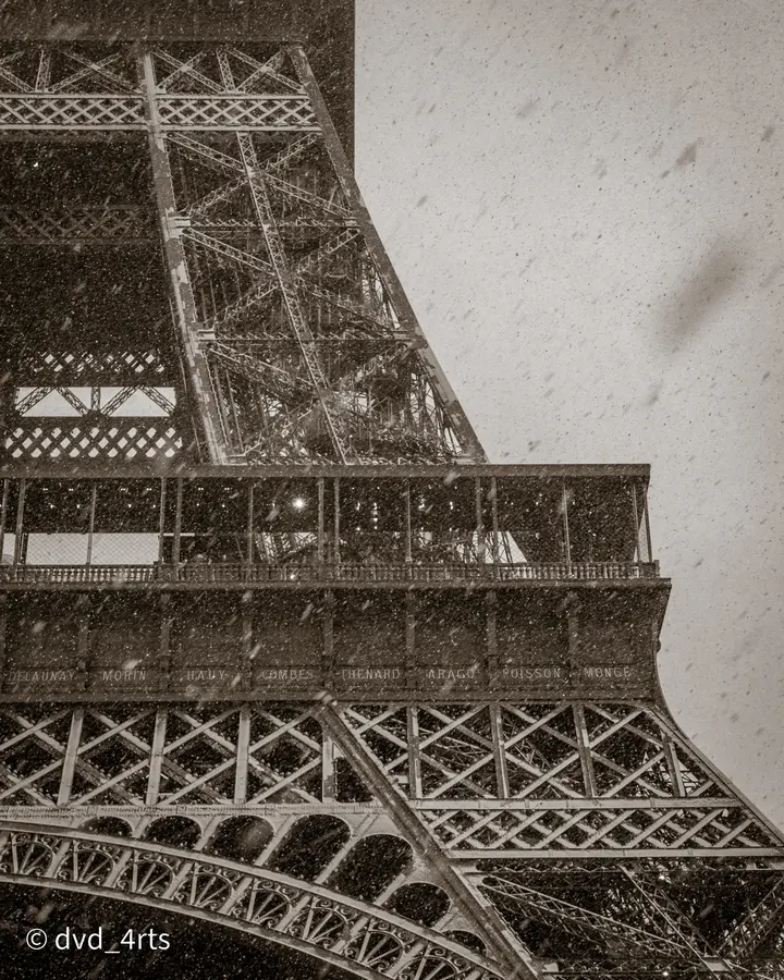 Fer et flocons — La charpente de la tour prise de très près, un jour de neige. Sans couleur, il n
