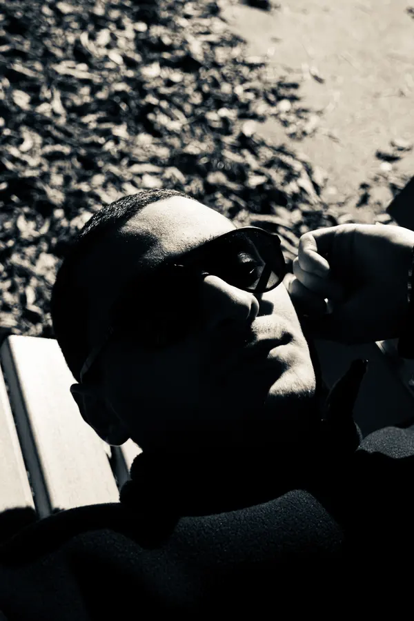 Le regard — Un visage de profil, lunettes noires, contre-jour d'automne. Le fond a disparu ;