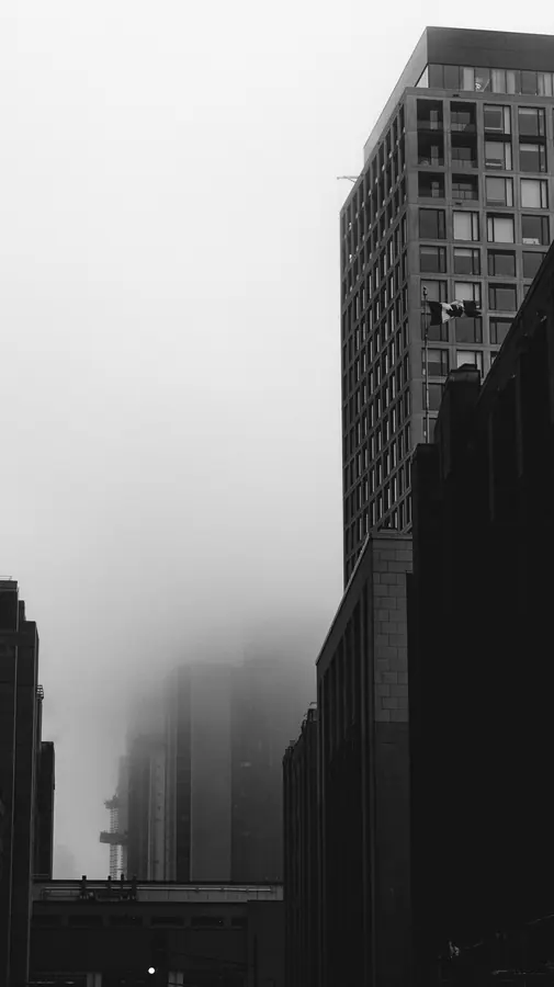 Brouillard II — Les immeubles entrent dans le brouillard et disparaissent par étages. Presque un