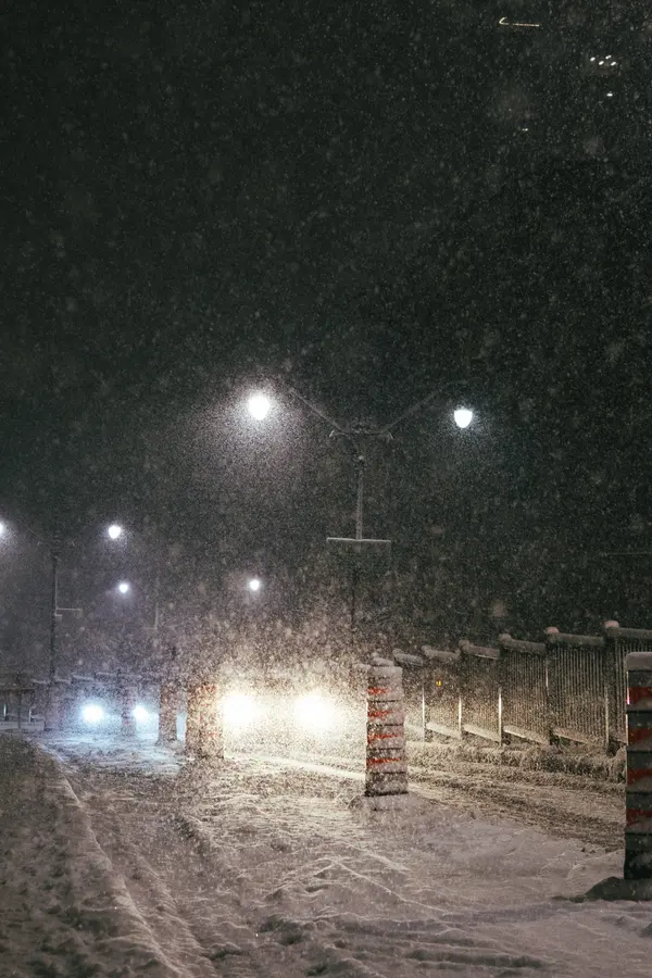 La tempête — La tempête sous les lampadaires : la lumière ne porte plus, elle se cogne aux fl