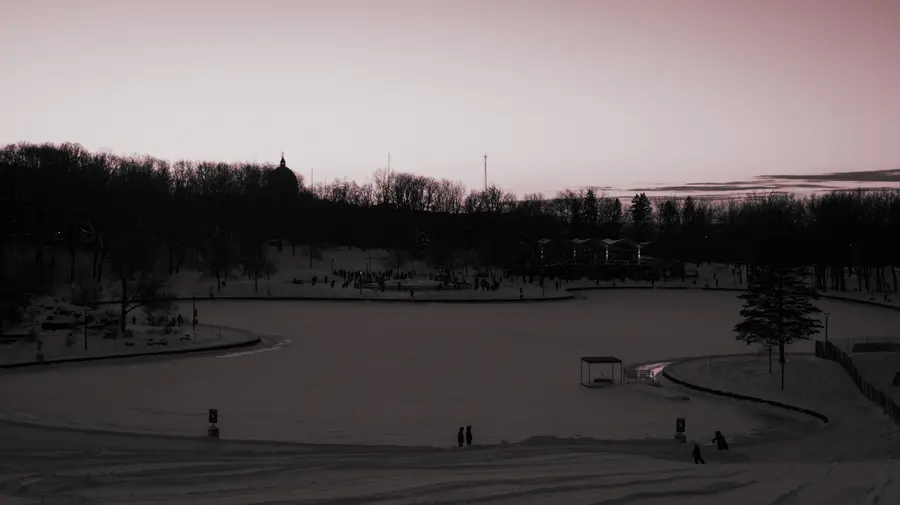 Le lac aux Castors — Le lac pris sous un ciel rose. Les patineurs sont des points ; c'est la lumière 