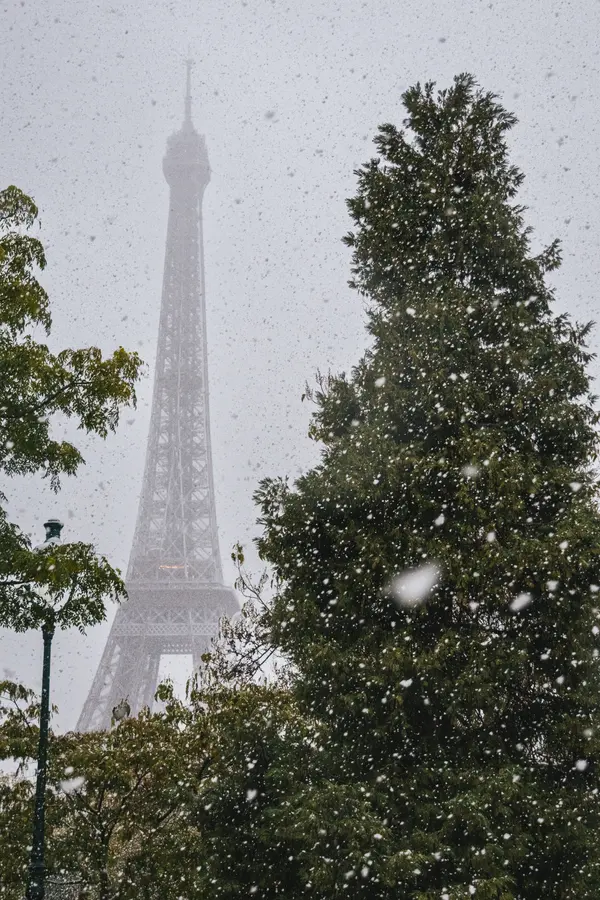 Paris, cinq centimètres — Le 21 novembre 2024, Paris tient cinq centimètres pendant une heure. La tour dis
