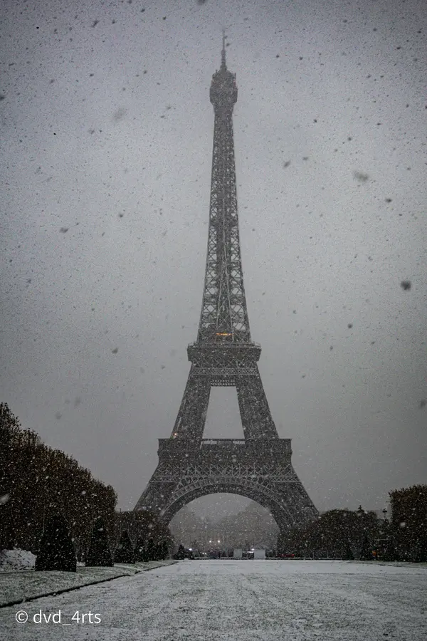 Le Champ-de-Mars, blanc — Paris a tenu la neige une heure, le 21 novembre 2024. Le Champ-de-Mars est vide 