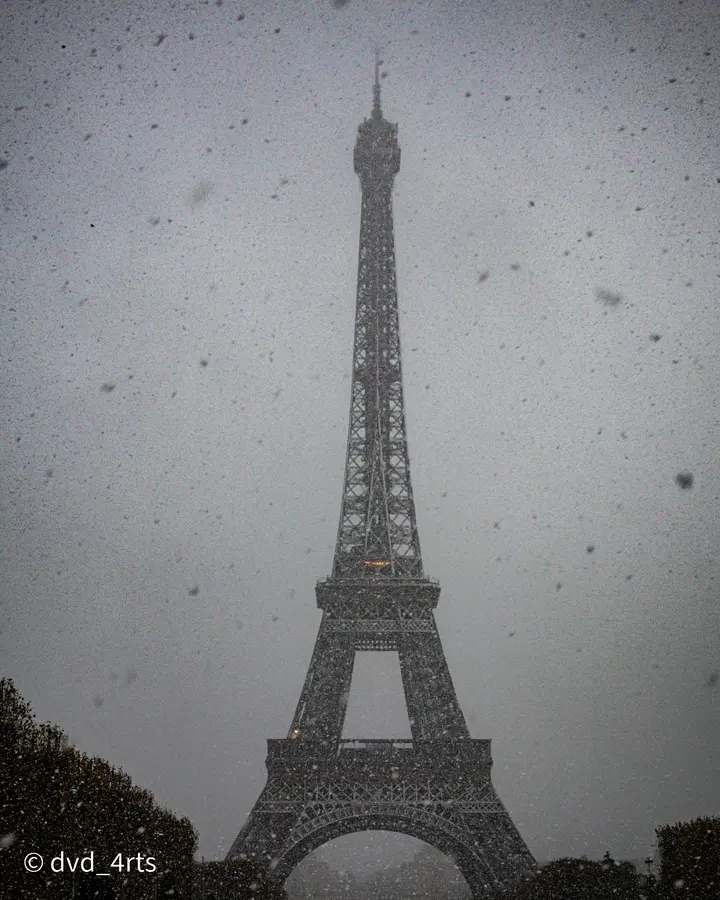 Cinq centimètres — La même heure, en serrant : il ne reste que les flocons et une trame de fer.