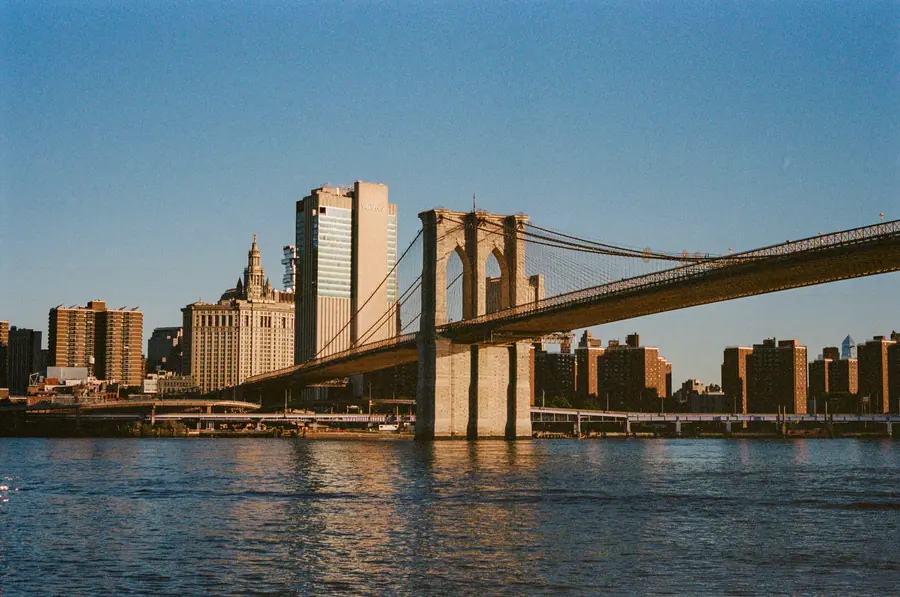 Depuis l'eau — Le pont de Brooklyn vu de l'East River, la lumière de fin d'après-midi sur les f