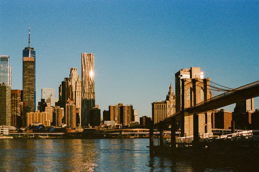 Manhattan — La pointe sud de Manhattan et l'arche du pont, cadrées depuis Brooklyn. Le fleuv