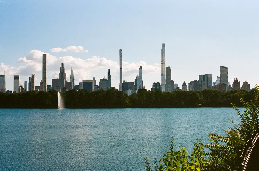 La fontaine — Le jet du réservoir, la skyline derrière, et rien d'autre. Une image que le form