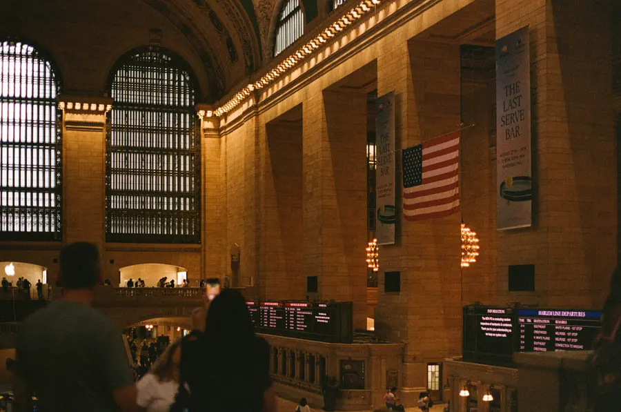 Grand Central — La lumière tombe des verrières dans le hall. Les voyageurs ne sont plus que des 