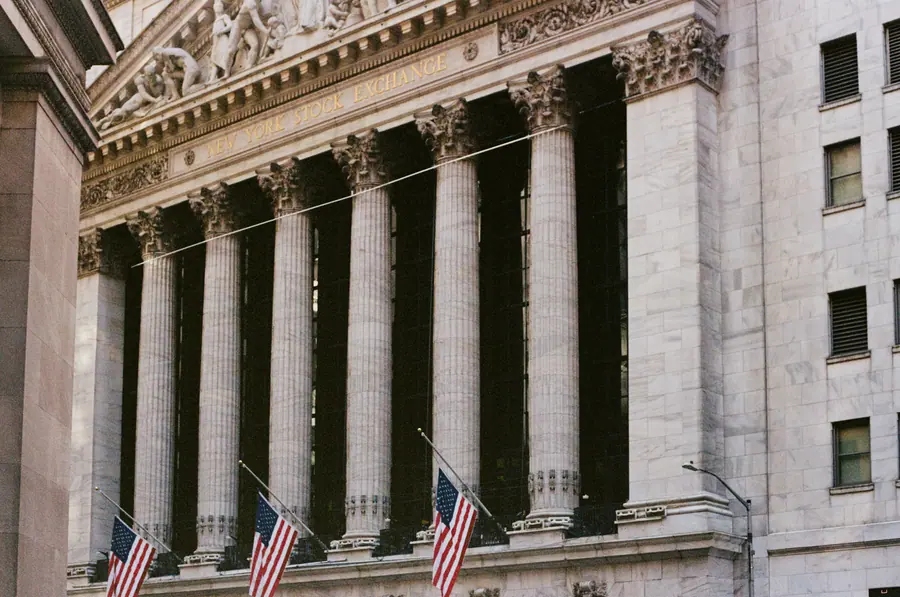 Colonnade — Une colonnade néoclassique en enfilade, les drapeaux pendus entre les fûts, la p