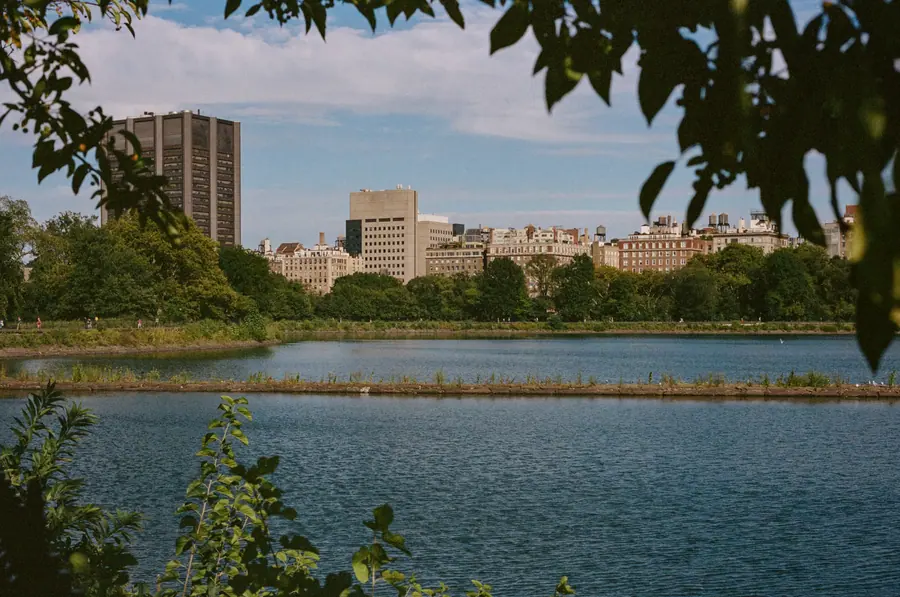 Rive est — Les immeubles de l'Upper East Side alignés au bord de l'eau, vus depuis l'autre 