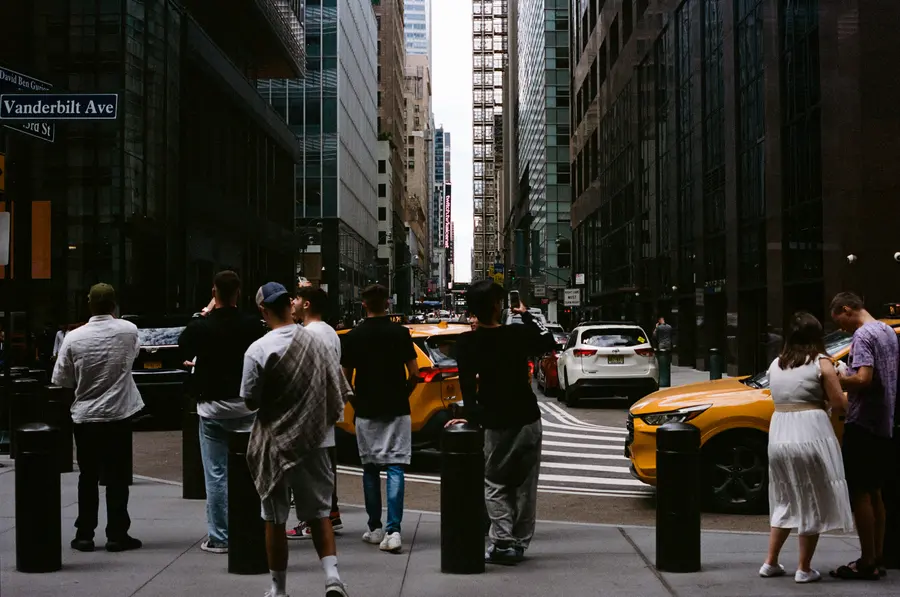 Vanderbilt Avenue — Un taxi jaune, un passage piéton, et six personnes qui attendent le vert.