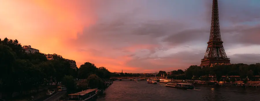 La Seine, rose — La Seine à l'heure où le ciel prend le dessus sur la ville.