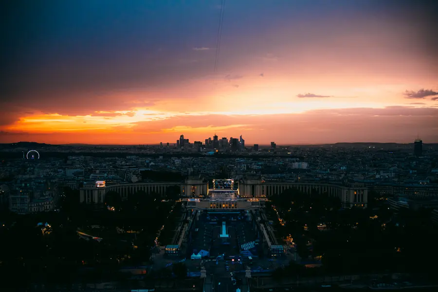 Du haut — Paris vu d'en haut au moment où les toits s'éteignent et les fenêtres s'allument