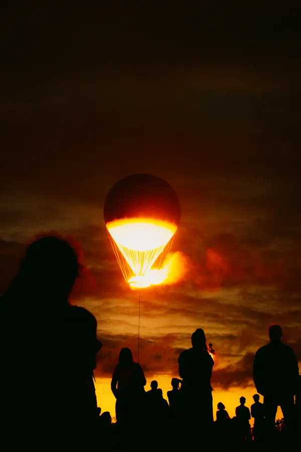 La vasque — Le ballon s'élève, la foule le regarde. Personne ne se retourne.