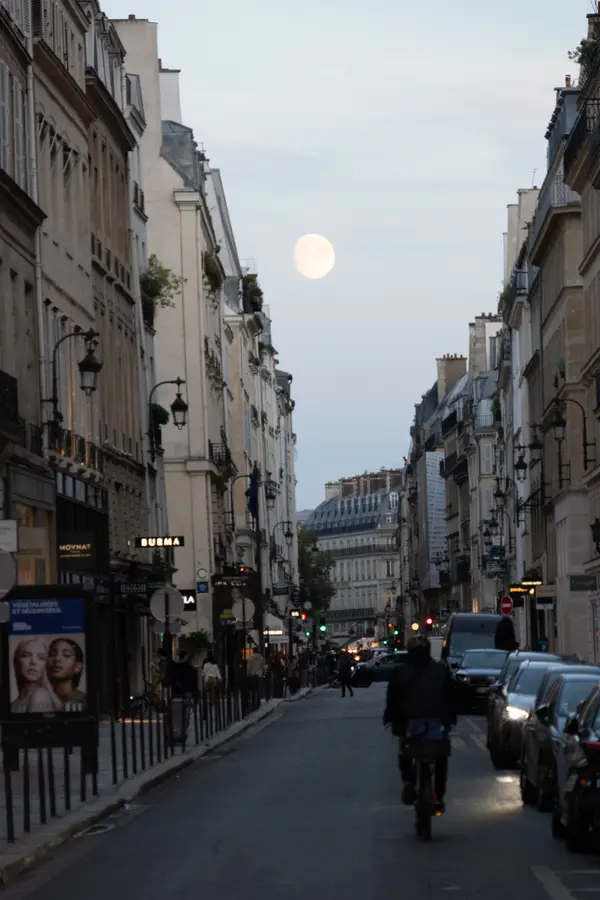 La lune, la rue — Une rue droite, la lune posée au bout, un cycliste qui la remonte.