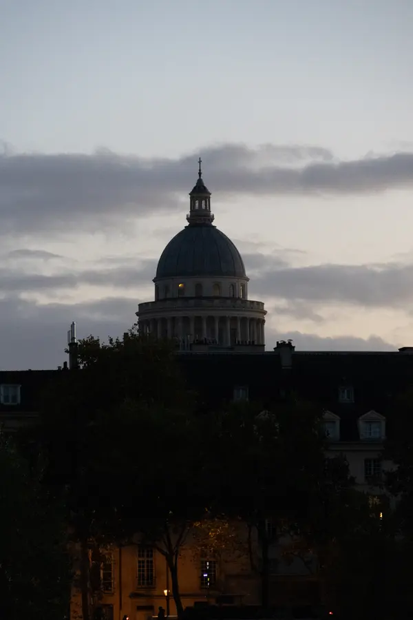 Le Panthéon — Le dôme du Panthéon au moment où la ville s'allume.