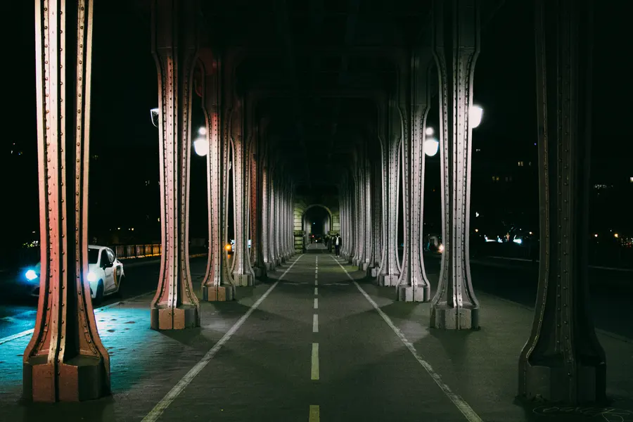 Bir-Hakeim — Sous le viaduc de Bir-Hakeim, la nuit. Les piliers font le rythme.