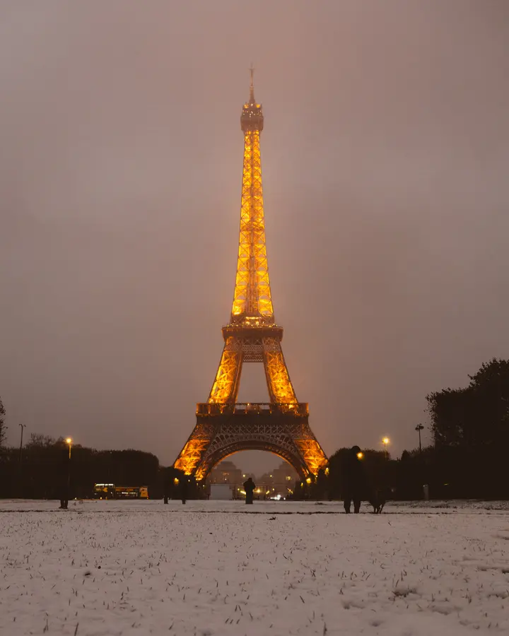 La tour dans la brume — La tour dans la brume, un soir de neige. On la devine plus qu'on ne la voit.