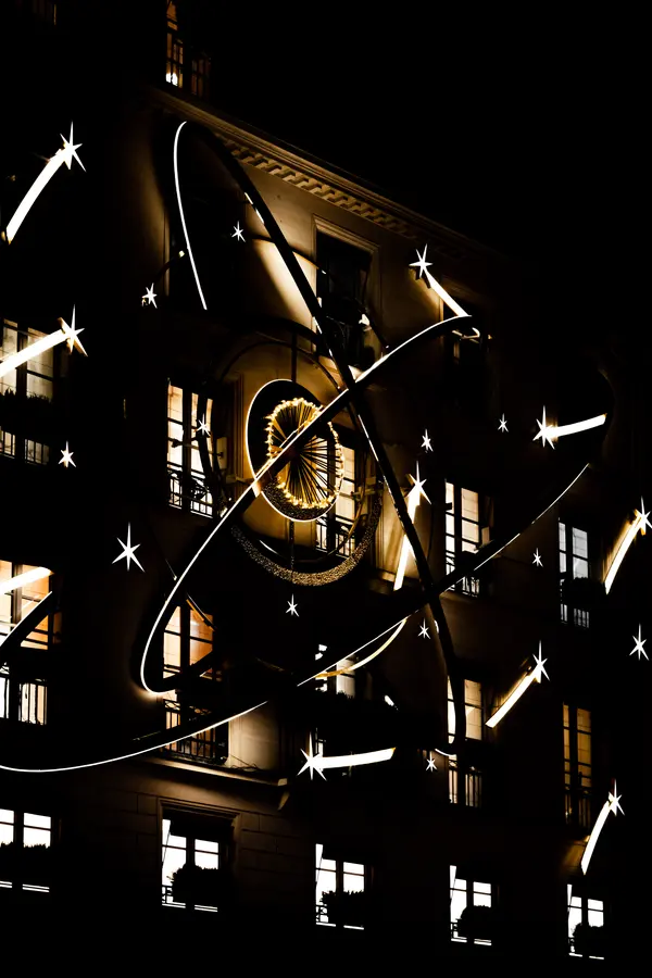 Étoiles de décembre — Une façade de grand magasin en décembre, réduite à ses étoiles.