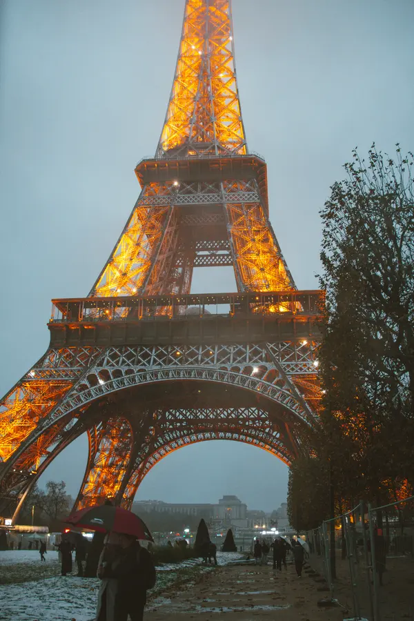 La tour, illuminée — La tour allumée derrière les parapluies, le soir où Paris a eu de la neige.